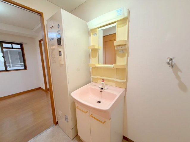 洗面設備　身支度が出来る独立洗面台です。