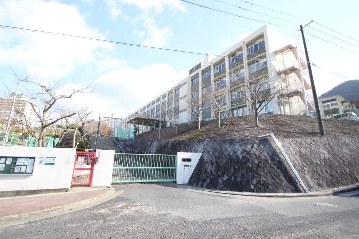 小学校　花山小学校（小学校）まで1179m