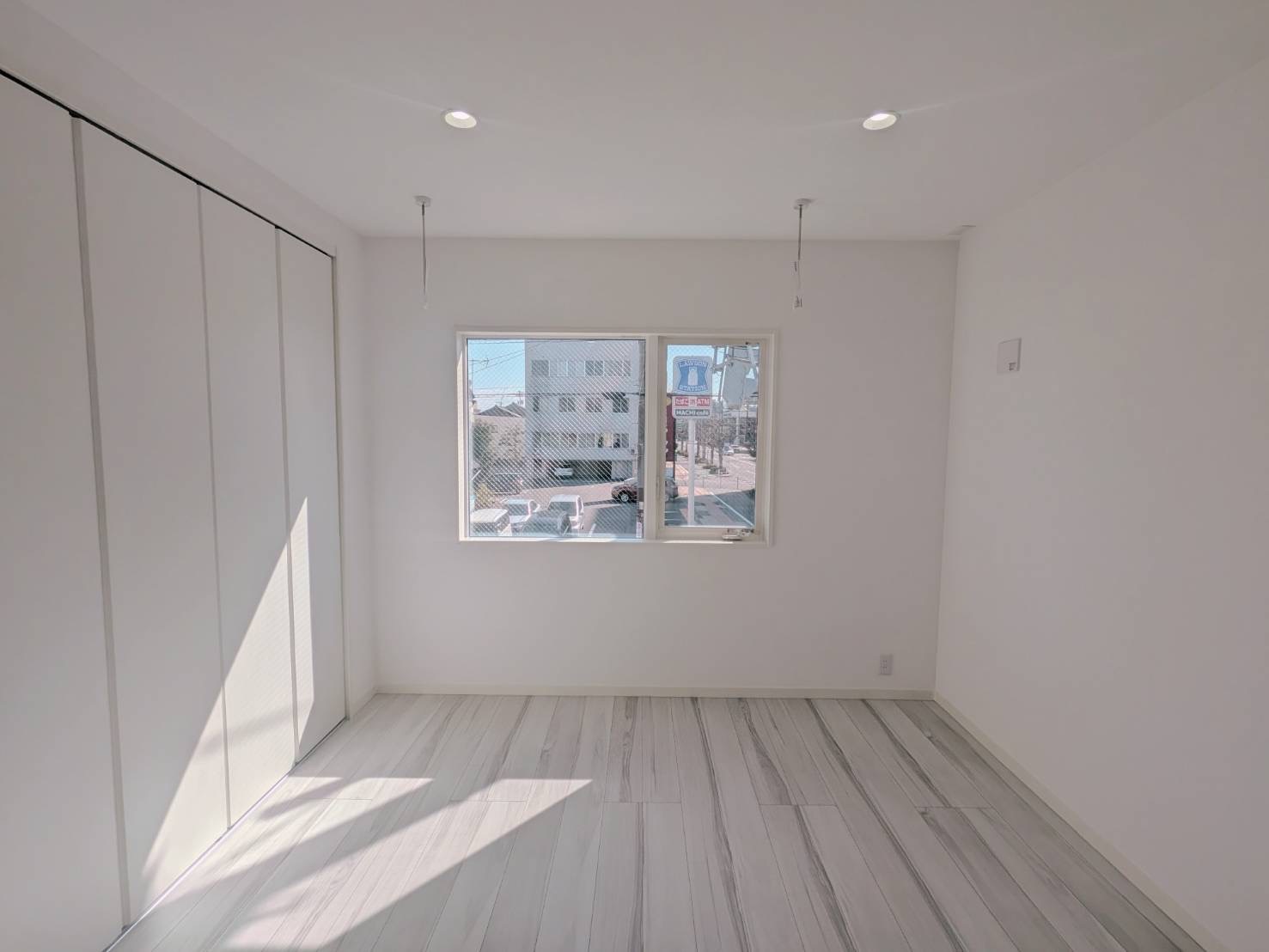 居室・リビング　白を基調としたお部屋で、広々と過ごせます！