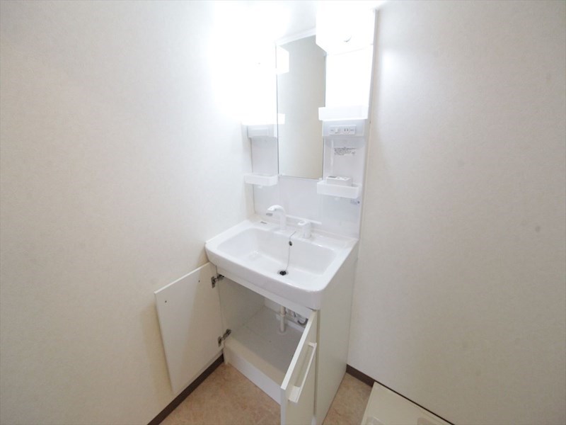 洗面設備　脱衣所　独立洗面台（シャンプードレッサー付）収納スペース有