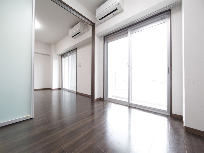 バルコニー　洋室13.1帖　洋室5.2帖　つなげても仕切っても使えます