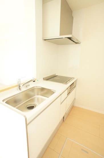 キッチン　シングルレバー水栓なので、泡が着いた手でもラクラク開閉できま