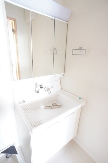 洗面設備　洗面台はシャンプードレッサータイプ。お出かけ準備も楽々です