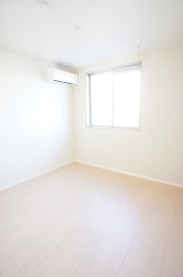 居室・リビング　明るい雰囲気で優しい質感の室内がオススメです。