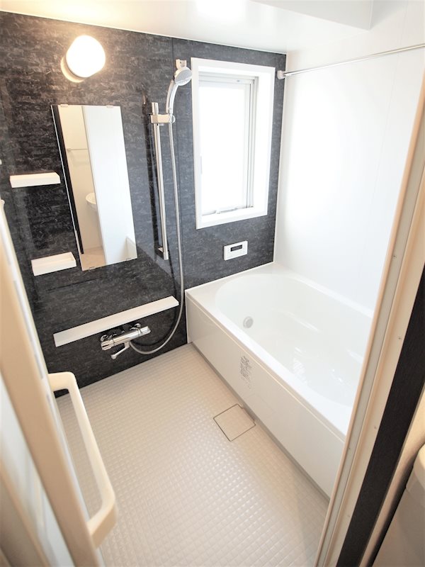 バス・シャワールーム　出窓付きの浴室です