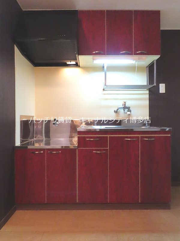 キッチン　画像は別号室タイプの為、床や壁の色等が異なる場合は現況を優先