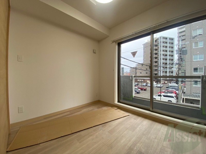 その他部屋・スペース　寝室はこちらです。光が差し込む、温かみのあるお部屋です。