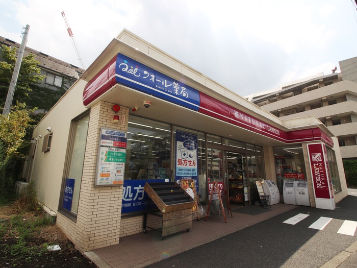 コンビニ　ナチュラルローソン世田谷弦巻３丁目店（コンビニ）まで142m