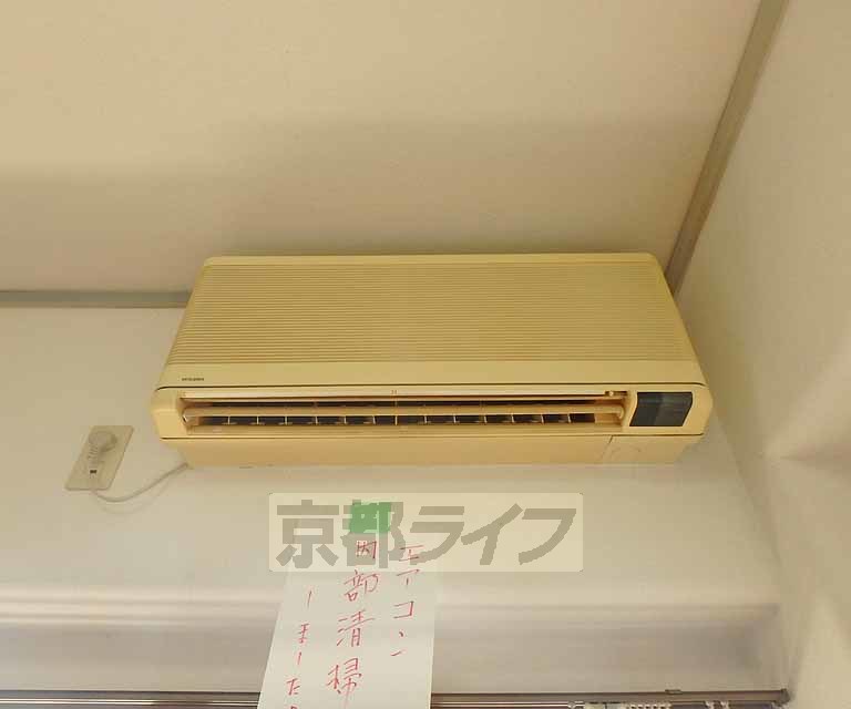 その他設備　窓に面した明るいキッチンスペースです