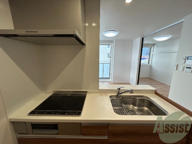 キッチン　３口のＩＨコンロとグリルが付いたシステムキッチンです。