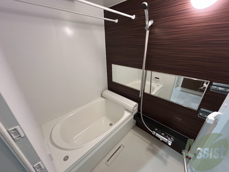 バス・シャワールーム　浴室乾燥の付いた使い勝手の良い綺麗な浴室です。