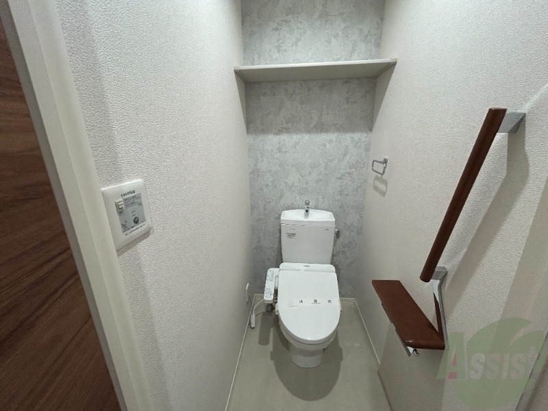 トイレ　トイレは便利なウォッシュレット付です。上段の棚も嬉しいですね