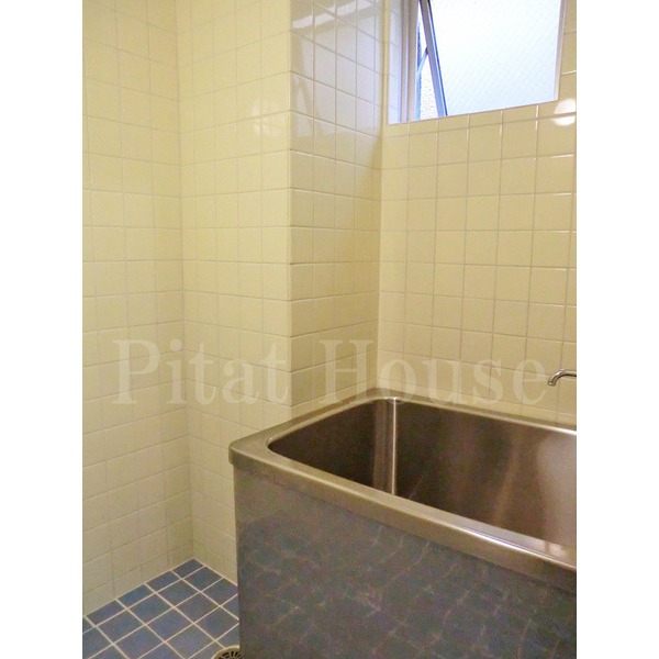 バス・シャワールーム　窓付きの浴室