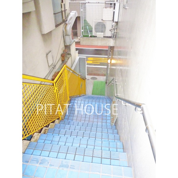 その他共有部分　青い階段♪