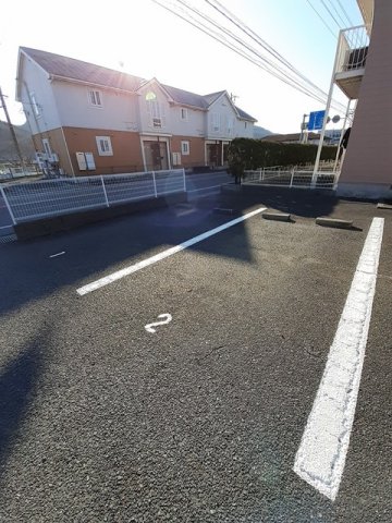 駐車場　駐車場があるので、車を買う予定の方も安心です