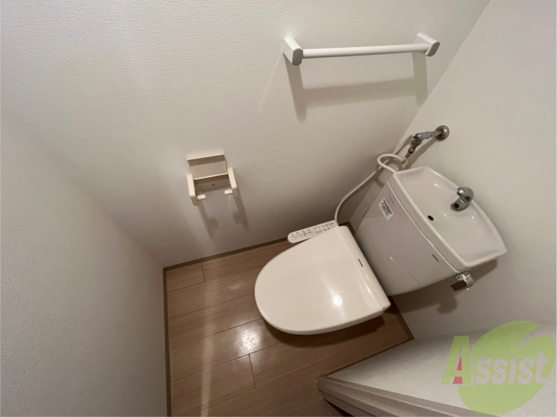 トイレ　トイレです。タオル掛けもついて便利ですね。