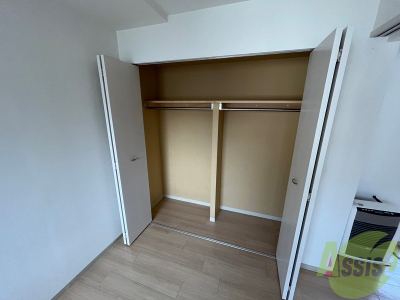 収納　こちらの収納にはハンガーをかけて服もしまえますね。