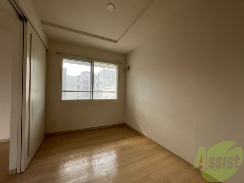 その他部屋・スペース　戸を閉めるとリビングと区切られた寝室にすることができますよ。