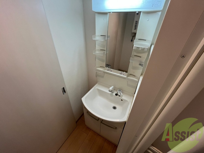 洗面設備　大きくて使いやすそうな独立洗面台になっています。