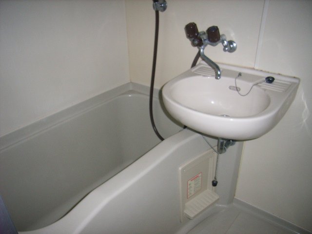 バス・シャワールーム　同物件別号室のものです。