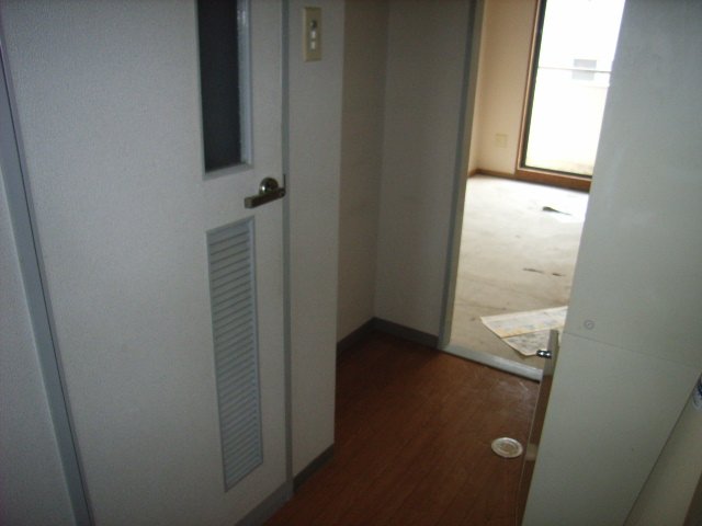 居室・リビング　同物件別号室のものです。