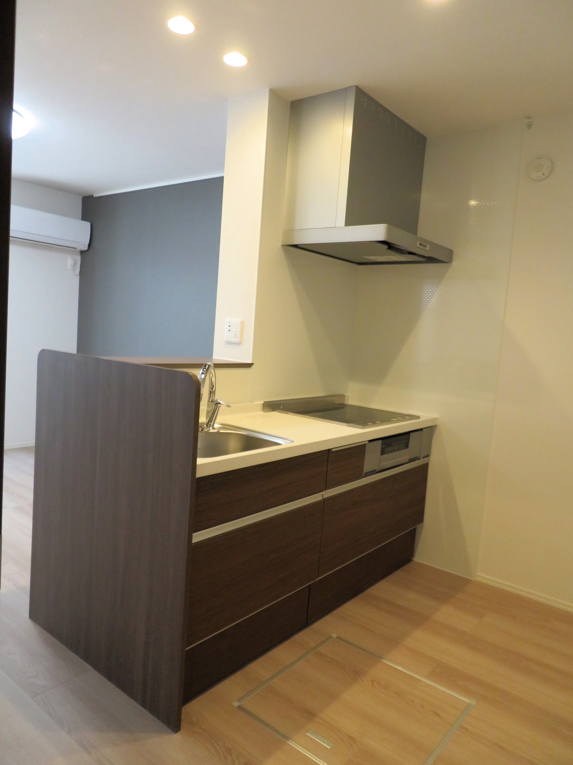 キッチン　人気のカウンターキッチンにはIHクッキングヒーター搭載です。