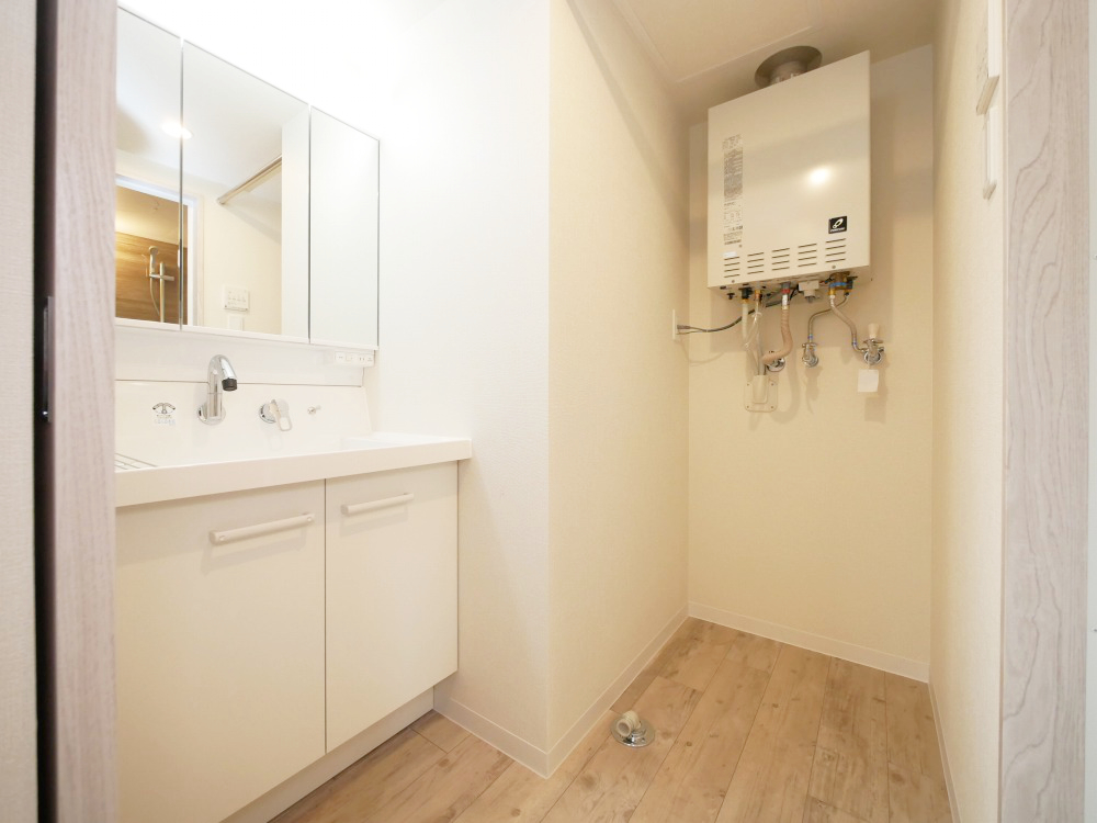 洗面設備　朝の身支度に便利な洗面台です♪
