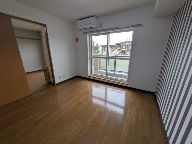 居室・リビング　同型タイプのお部屋（１０３号室）の写真となっております。