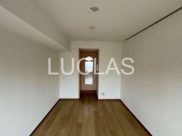 居室・リビング　落ち着いた色味の床材がくつろぎ空間を演出♪