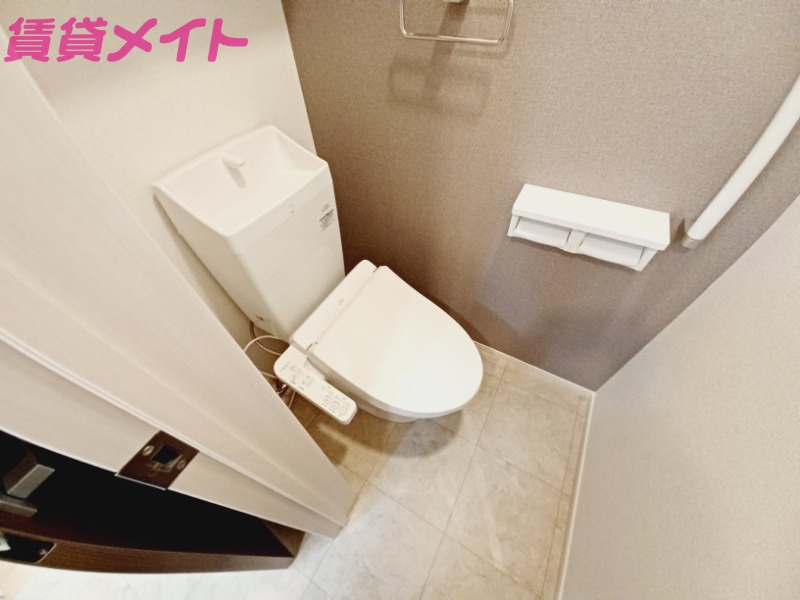 トイレ　同型参考写真です