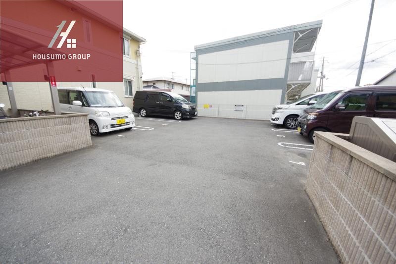 駐車場　落ち着いたエントランスです