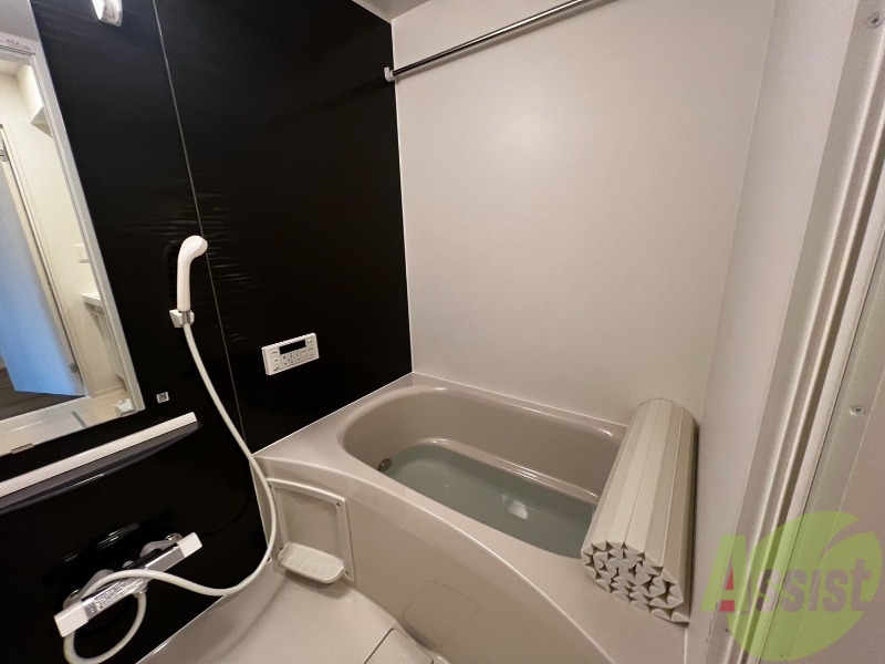 バス・シャワールーム　浴室です。バスタブが広くてゆったりできます。