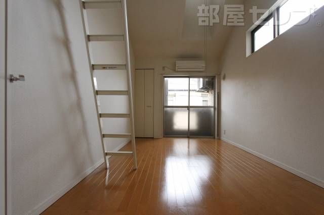 居室・リビング　６．７帖の洋室