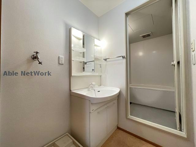 洗面設備　※同物件別部屋の写真です。