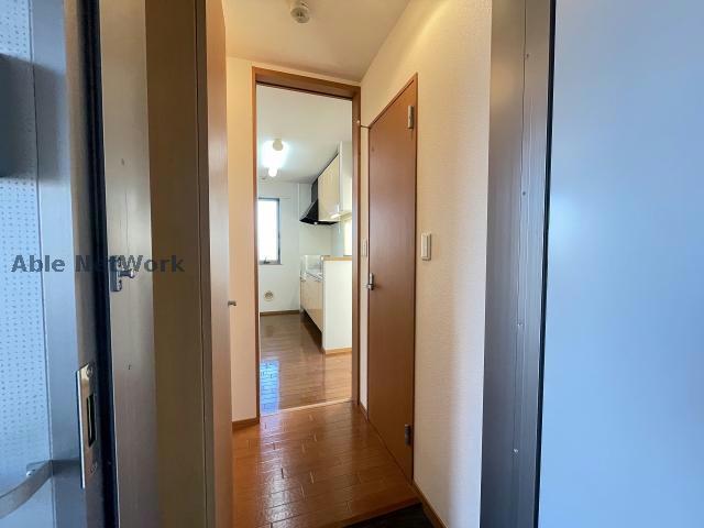 玄関　※同物件別部屋の写真です。