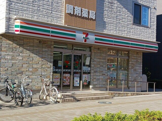 コンビニ　セブンイレブン（コンビニ）まで218m