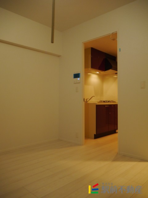 居室・リビング　約６．９帖の洋室