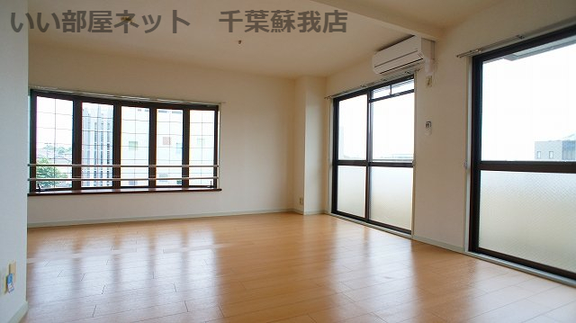 居室・リビング　こちらの居間で趣味の時間をお楽しみください