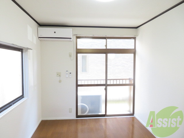 居室・リビング　６帖の洋室です。広々として、きれいですね。