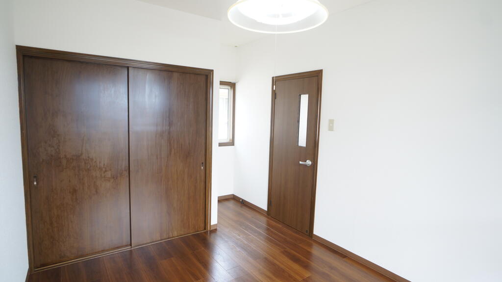 居室・リビング　2階6.5畳の洋室(エアコン付き)