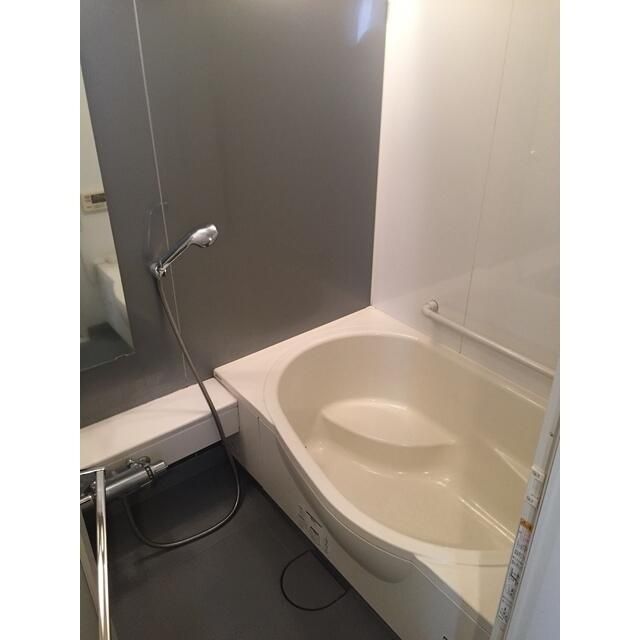 バス・シャワールーム　コンパクトで使いやすいお風呂です