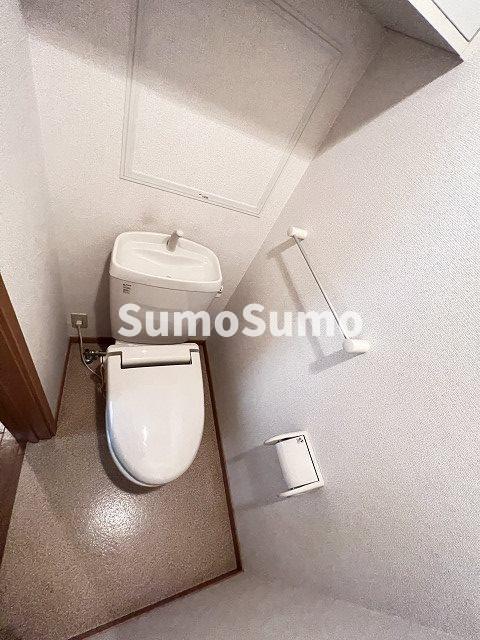 トイレ　落ち着いた色調のトイレです