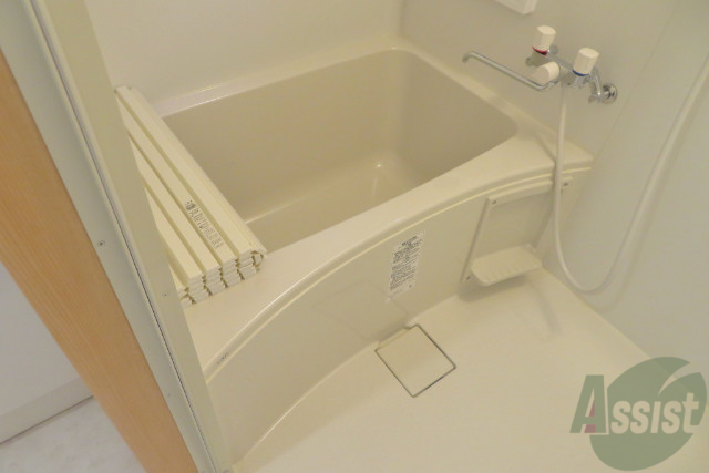 バス・シャワールーム　浴室は追焚機能、浴室乾燥機付きです。設備がたくさんありますね