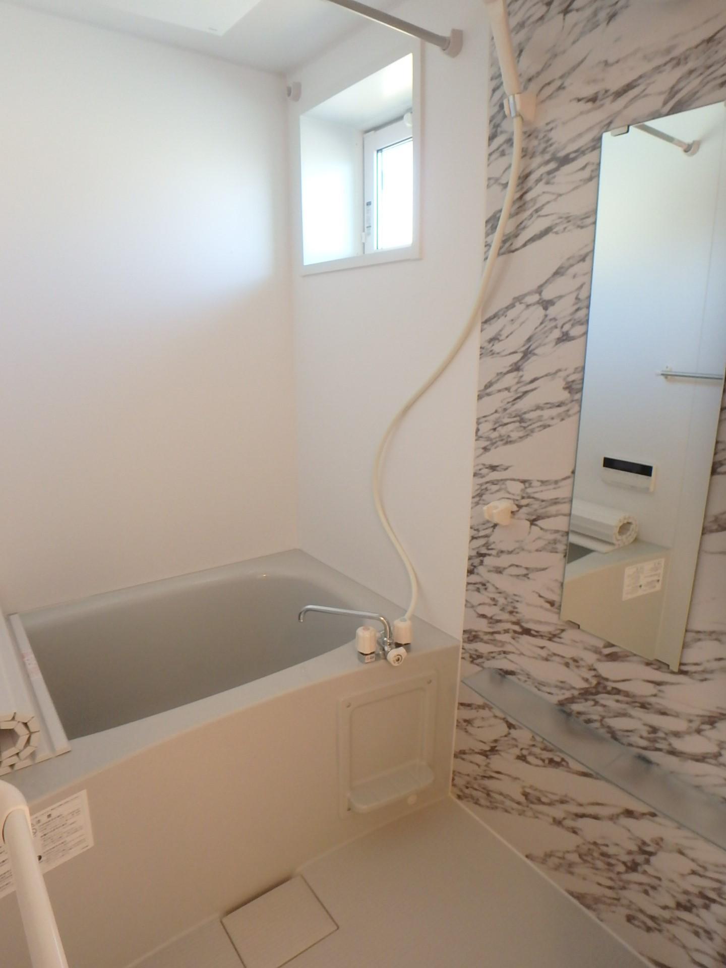 バス・シャワールーム　同タイプ室内写真（反転タイプ）