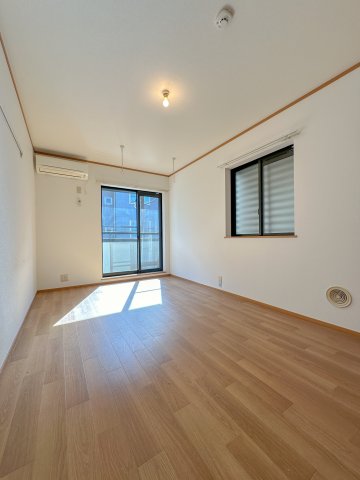 居室・リビング　同タイプ間取りの別部屋写真です。