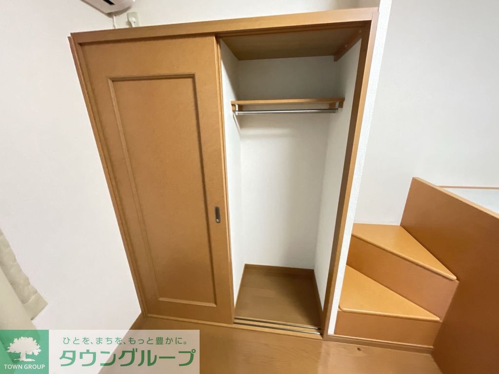 その他部屋・スペース　1階はフローリング、2階はじゅうたんです。