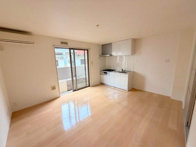 居室・リビング　明るく広々としたリビングです。