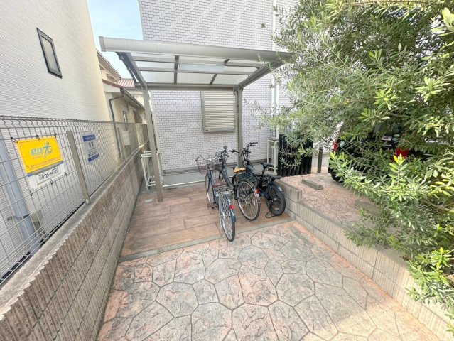 駐車場　敷地内には入居者専用の駐輪スペースもあります。