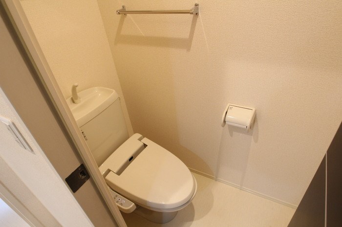 トイレ　トイレは快適な温水洗浄便座付き