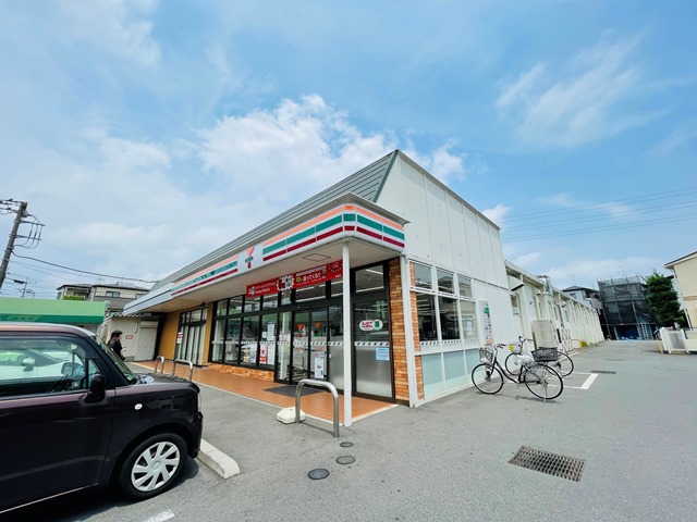 コンビニ　セブンイレブン（コンビニ）まで872m
